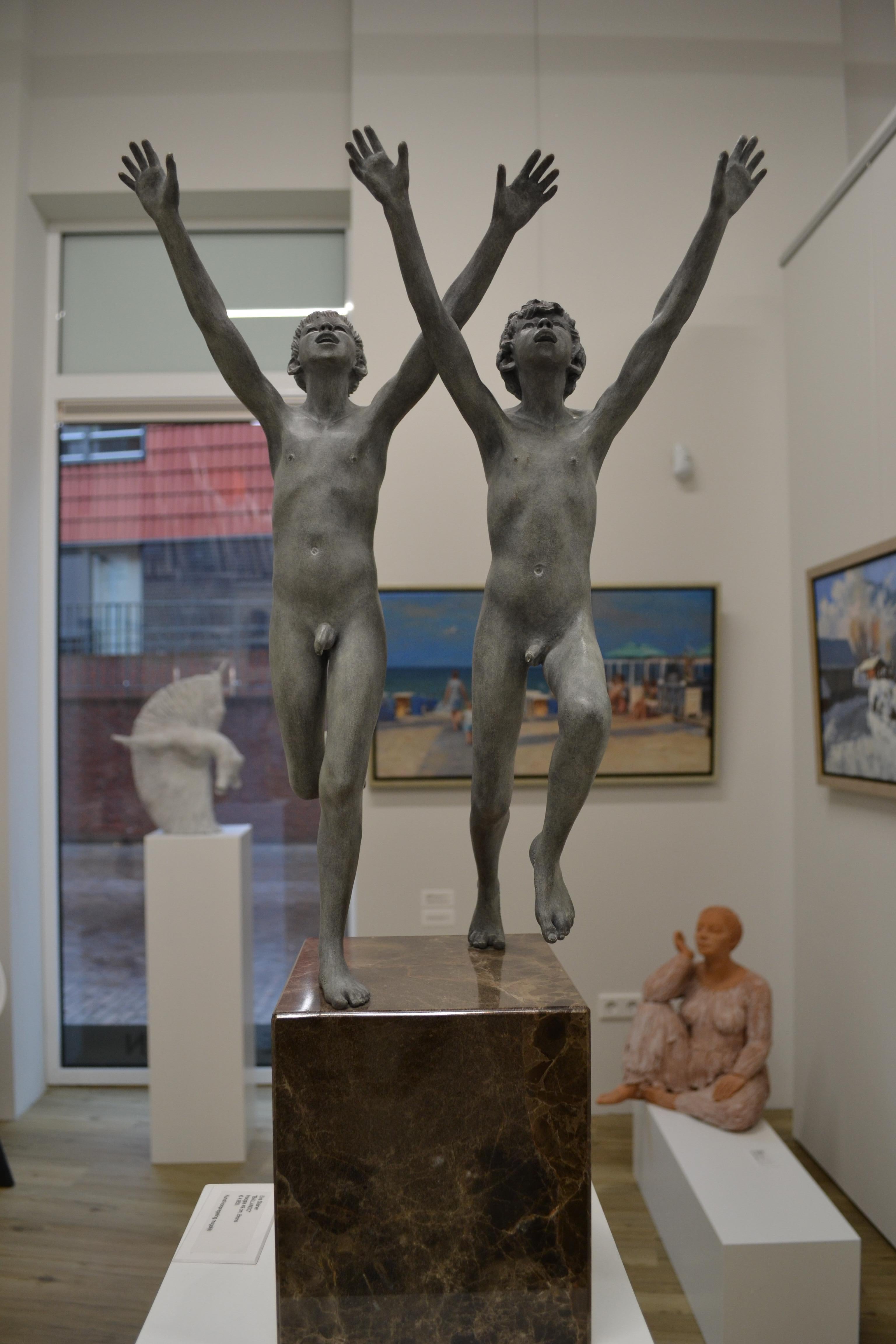 Diese schöne Bronzestatue steht auf einem Sockel aus Naturstein. Zusammen mit dem Sockel ist das Bild 80 cm hoch.
Die Jungen ohne Sockel sind 46 cm hoch. 
Die laufenden Jungen sind nackt und anatomisch perfekt stilisiert. Die Skulpturen von Wim van