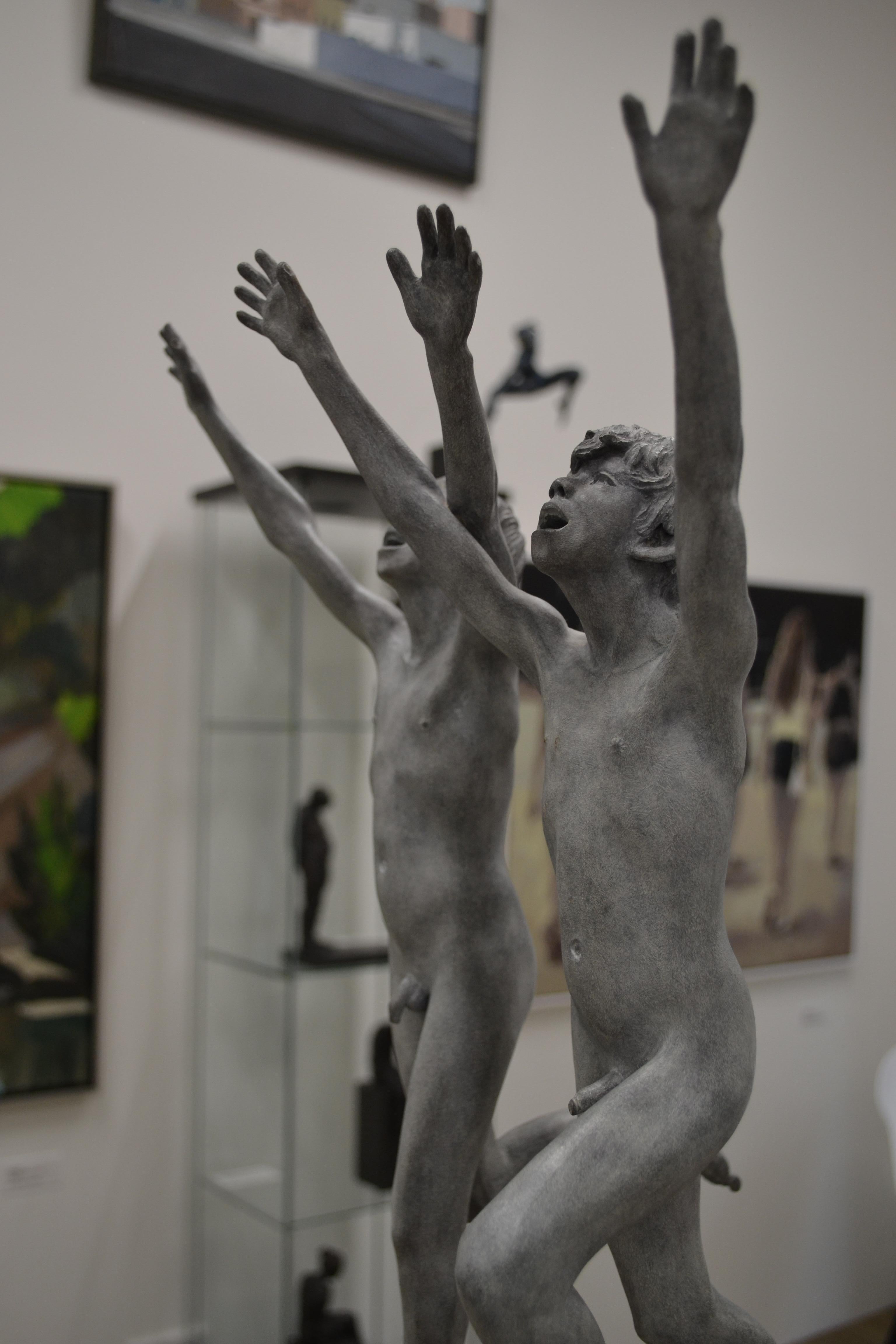Cursus – zeitgenössische Bronzeskulptur zweier nackter laufender Jungen aus dem 21. Jahrhundert 6