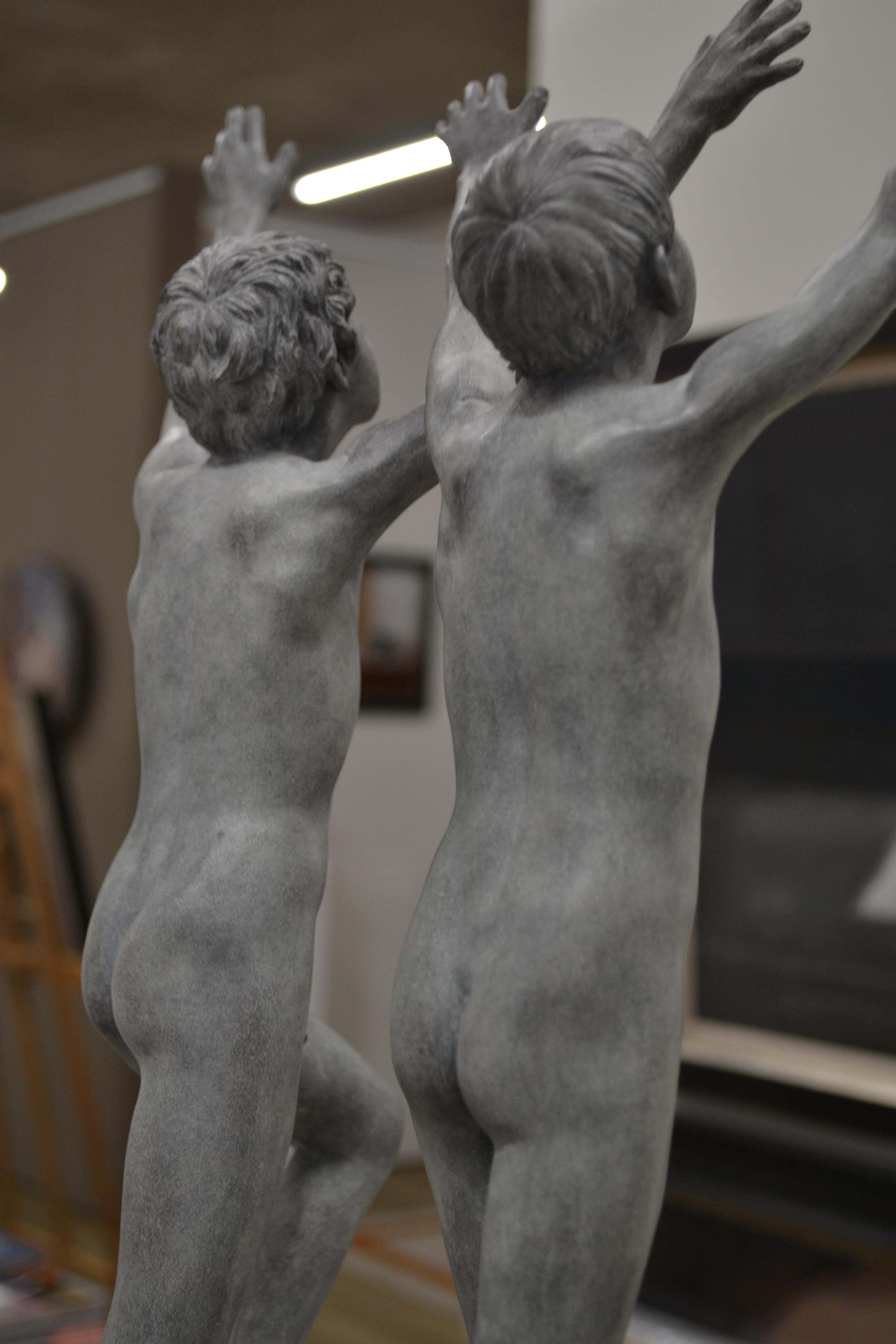 Cursus – zeitgenössische Bronzeskulptur zweier nackter laufender Jungen aus dem 21. Jahrhundert 3