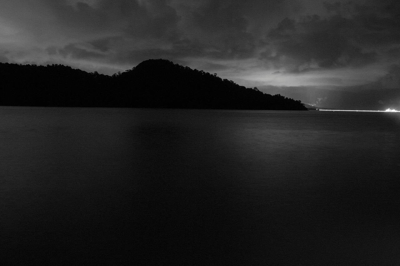 Black and White Photograph Brian Pearson - La nuit Pulau