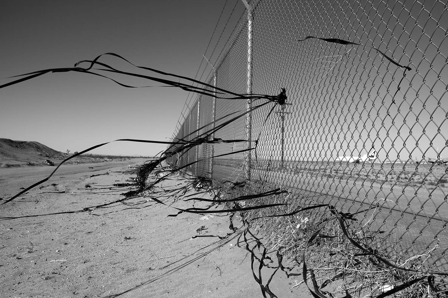 Brian Pearson Black and White Photograph – Blowing VHS-Druckteppich Near Logistics Airport, Mojave Desert, CA, 2016