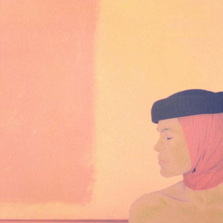 Color Photograph Patricia Heal - Profil du pilulier