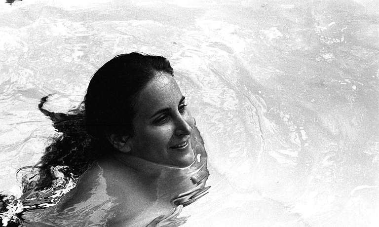 Robin Rice Black and White Photograph – Shira im Pool, Sonnenaufgang