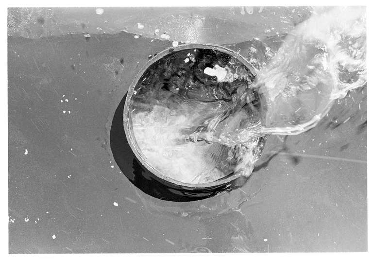 Black and White Photograph de Charlotte Candau - Esa cosa grande y acuosa