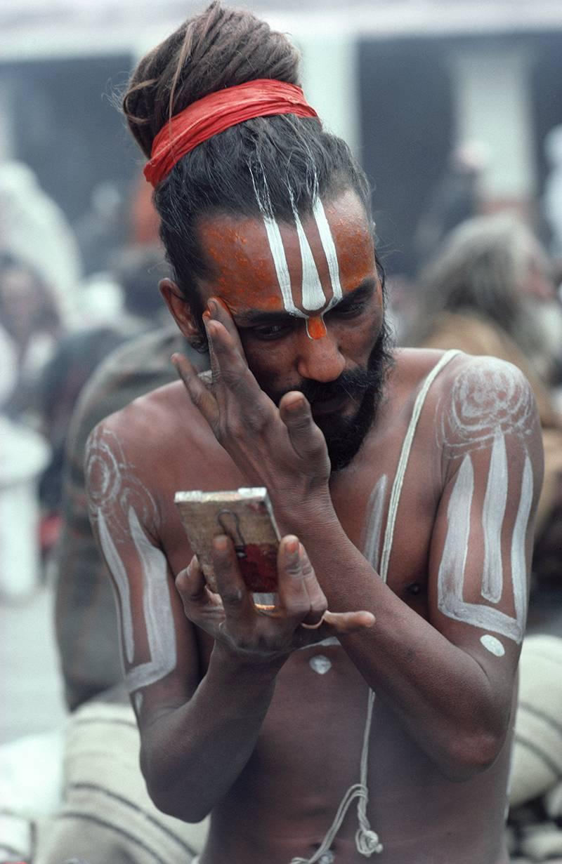 Thomas Kelly Color Photograph - Vaishnava Applying Tilaka, Pashupatinath, Kathmandu, Nepal