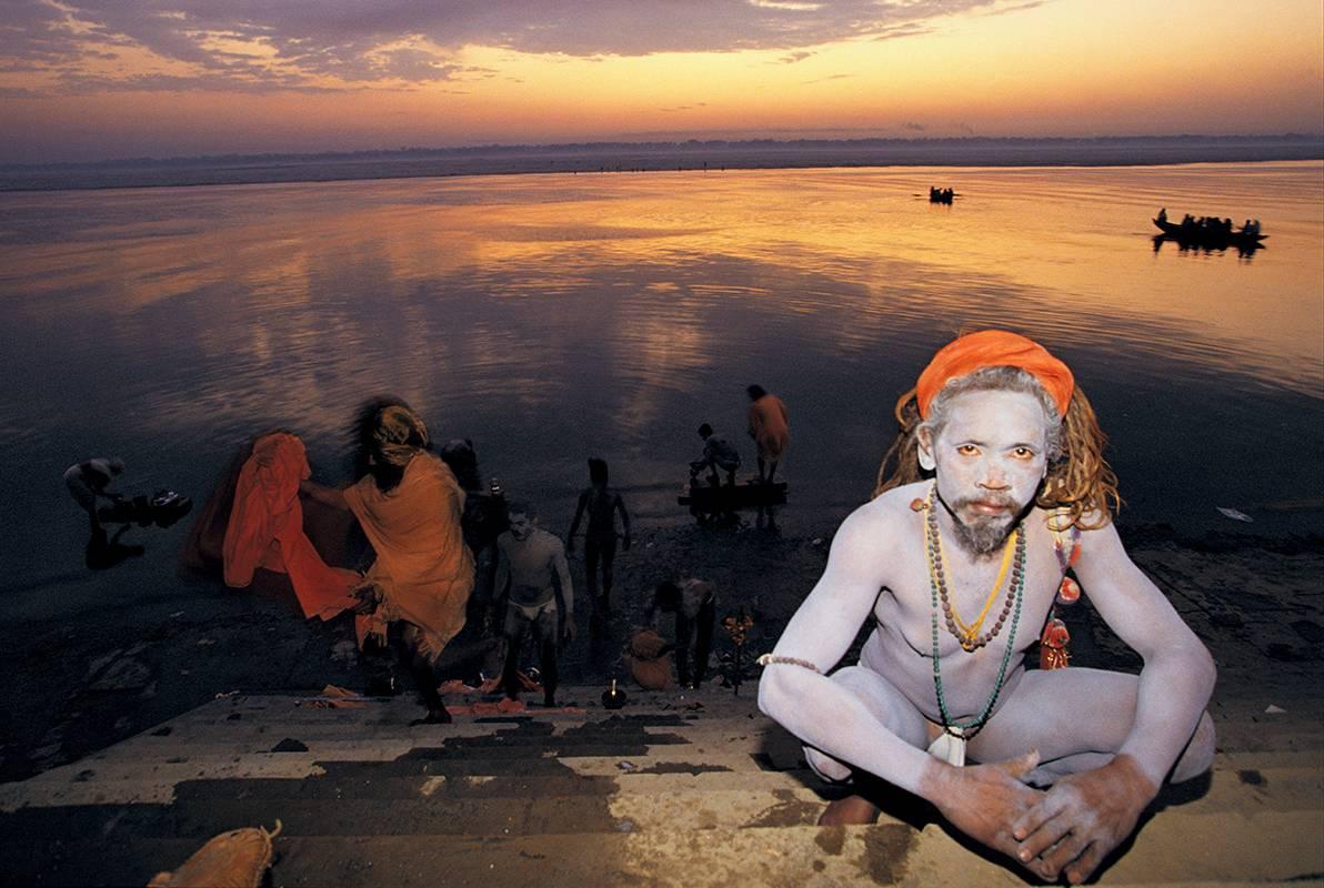 Thomas Kelly Color Photograph - Bathing in the Ganges at Dawn, Varanasi, India