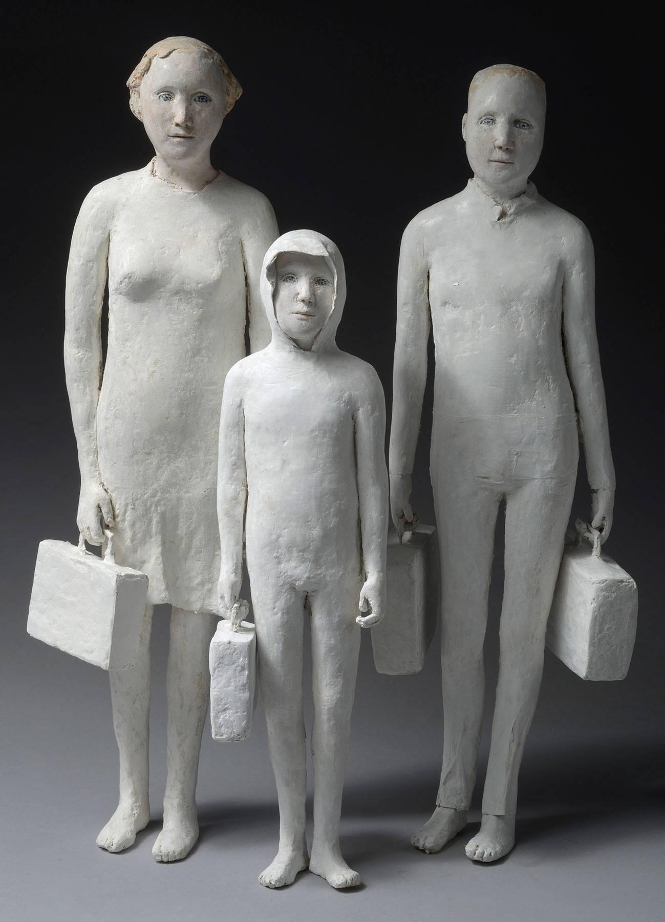 Agnes Baillon Figurative Sculpture - Petite Famille Sur le Depart