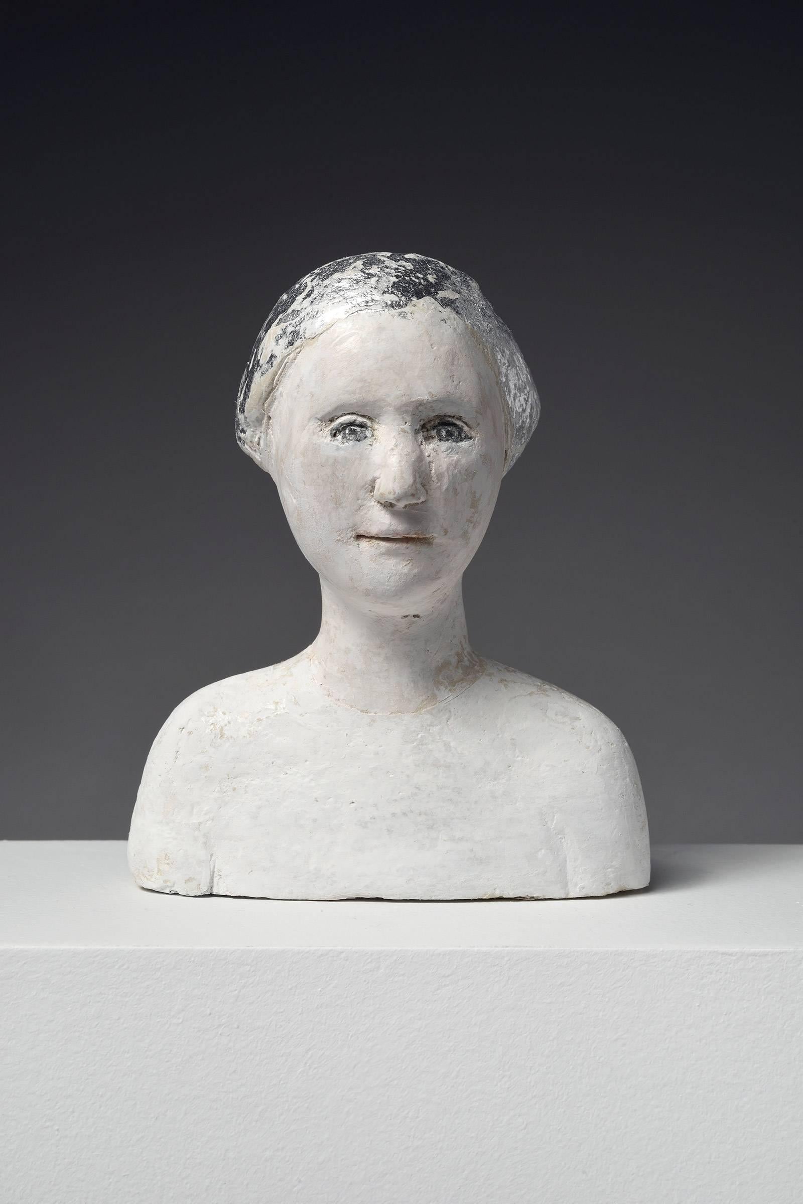 Agnes Baillon Figurative Sculpture - Petit Buste de Femme Coiffe Argentée