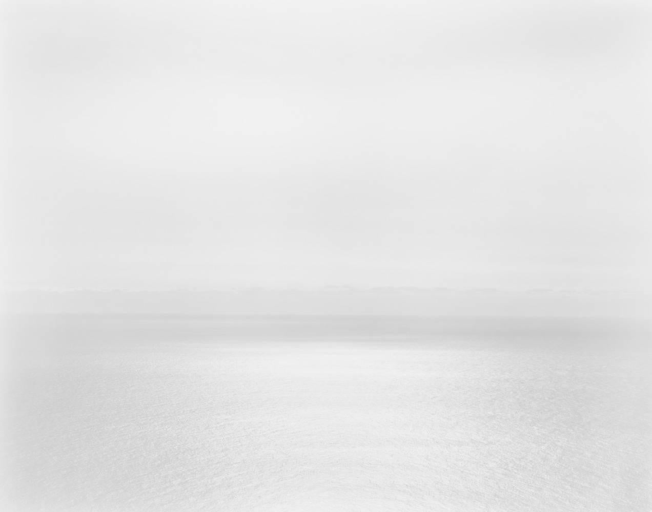 Black and White Photograph Chip Hooper - Lampe d'après-midi, océan Pacifique