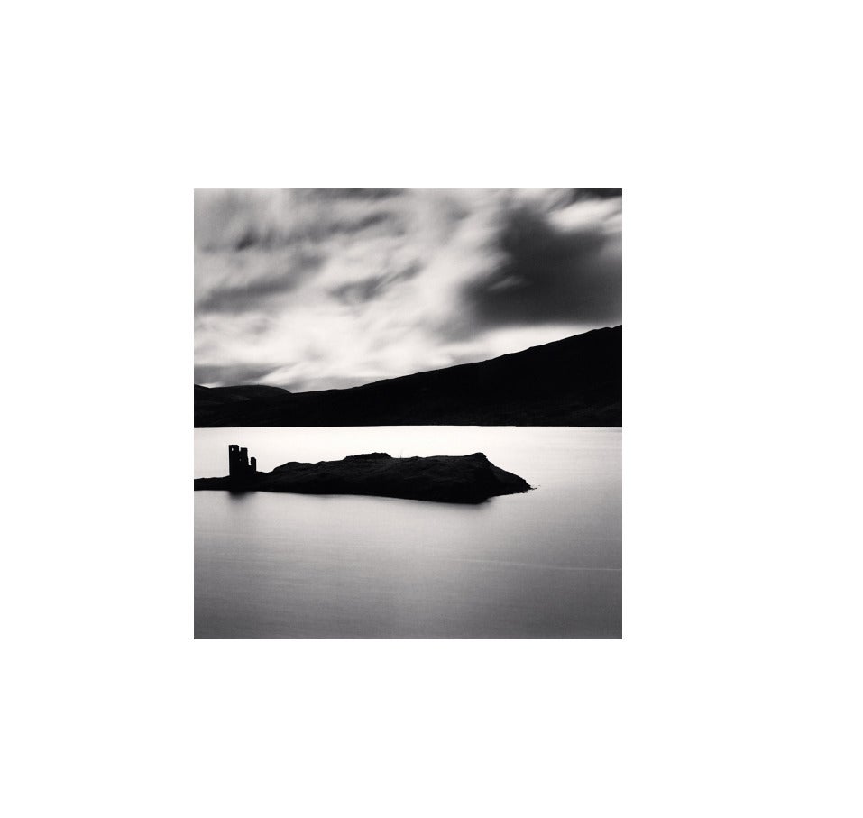 Michael Kenna Black and White Photograph – Ardvrech Castle, Lock Assynt, Sutherland, Schottland