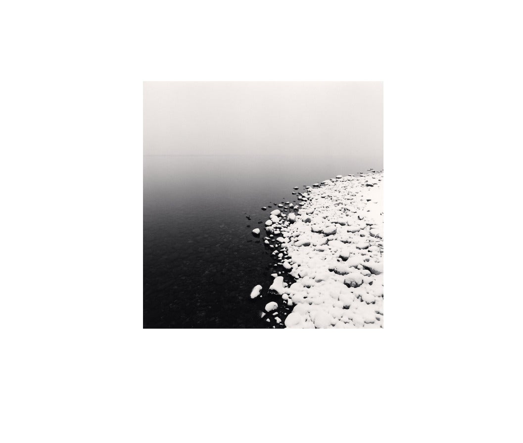 Abstract Photograph de Michael Kenna - Nieve sobre guijarros, Lago Toya Hokkaido, Japón, 2009