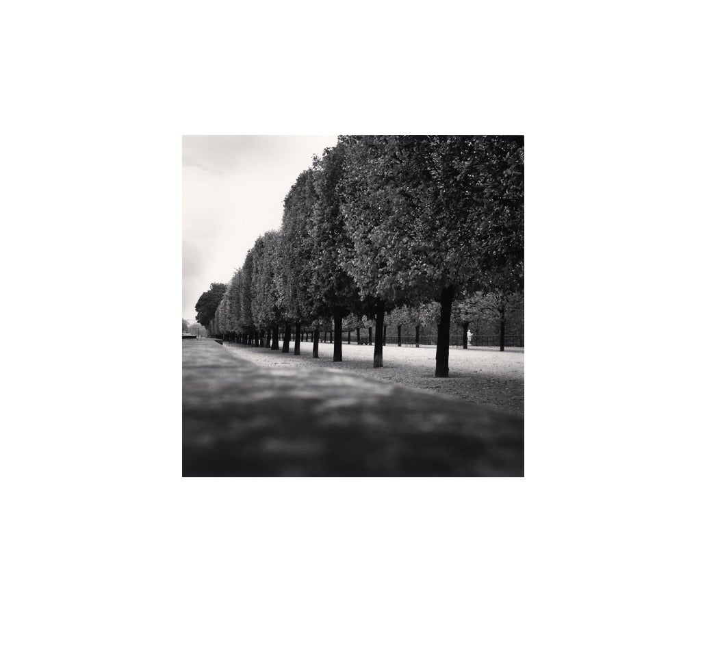 Michael Kenna Landscape Photograph – Tuilerien-Garten, Studie 3, Paris, Frankreich, 2011