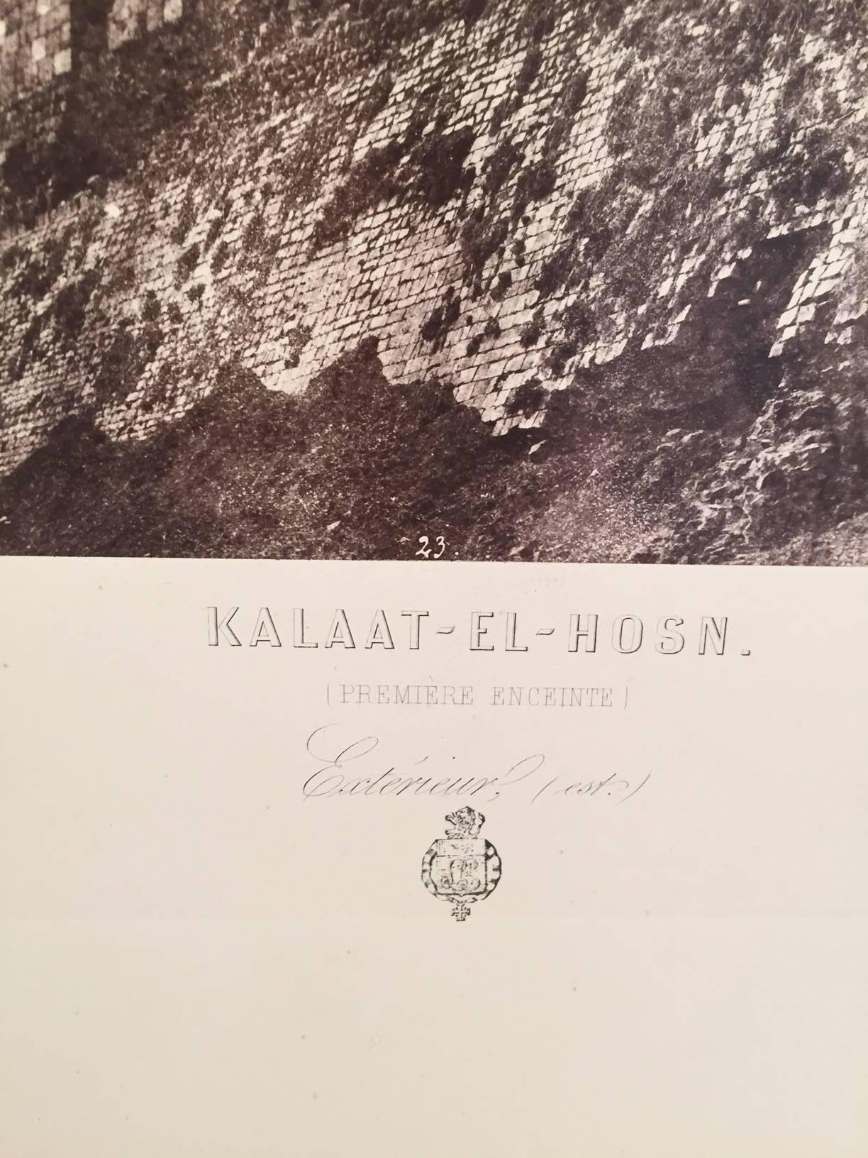 Kalaat-El-Hosn, Premiere Enciente (Grau), Black and White Photograph, von Louis de Clercq
