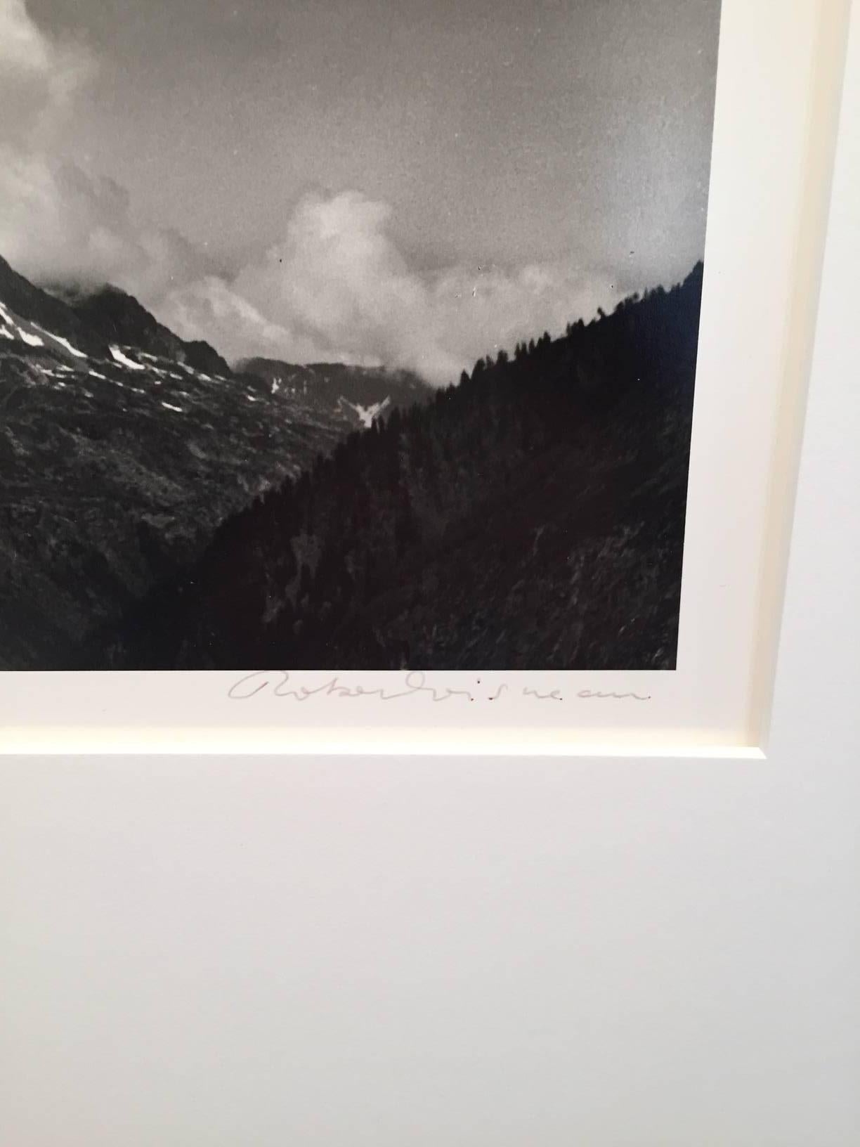 Firmado en el anverso de la impresión. Titulado, fechado y firmado en el reverso de la impresión. Impreso en 1981. Destacado en  el libro Tres segundos desde la eternidad Fotografías de Robert Doisneau NYGS 1979. 
