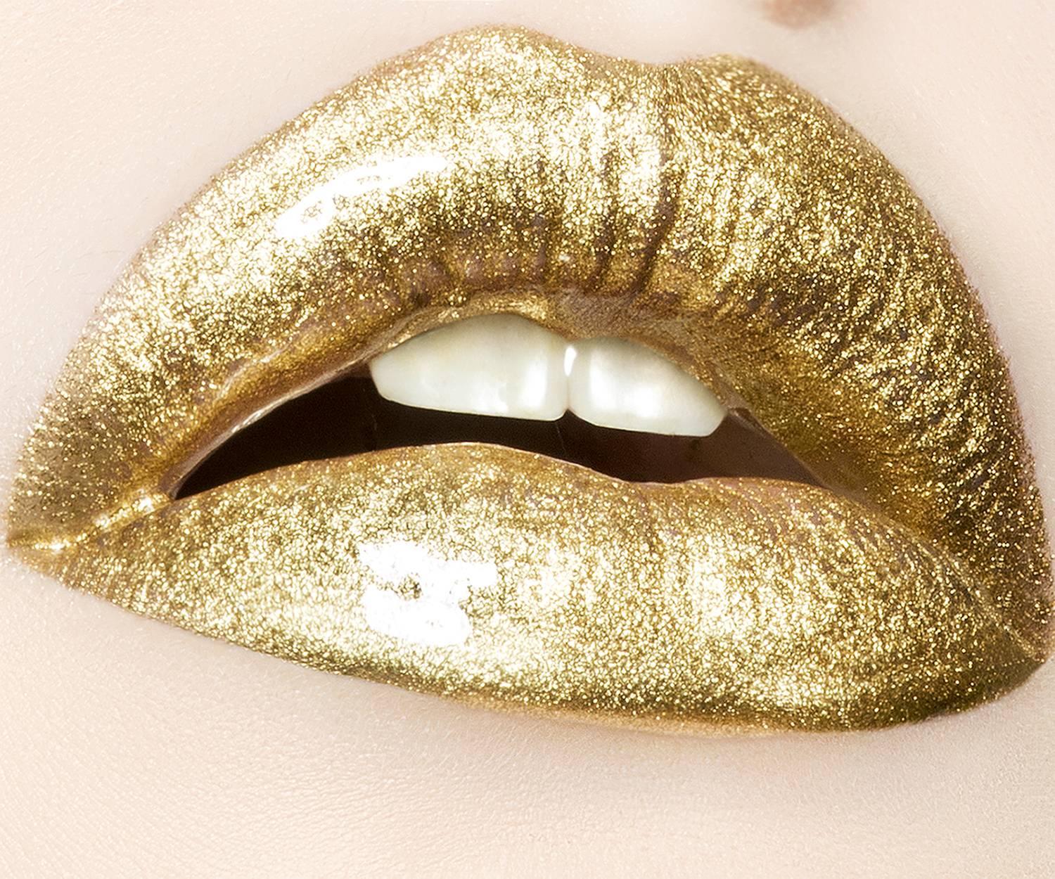 Hervé Dunoyer Figurative Photograph - Gold Lips