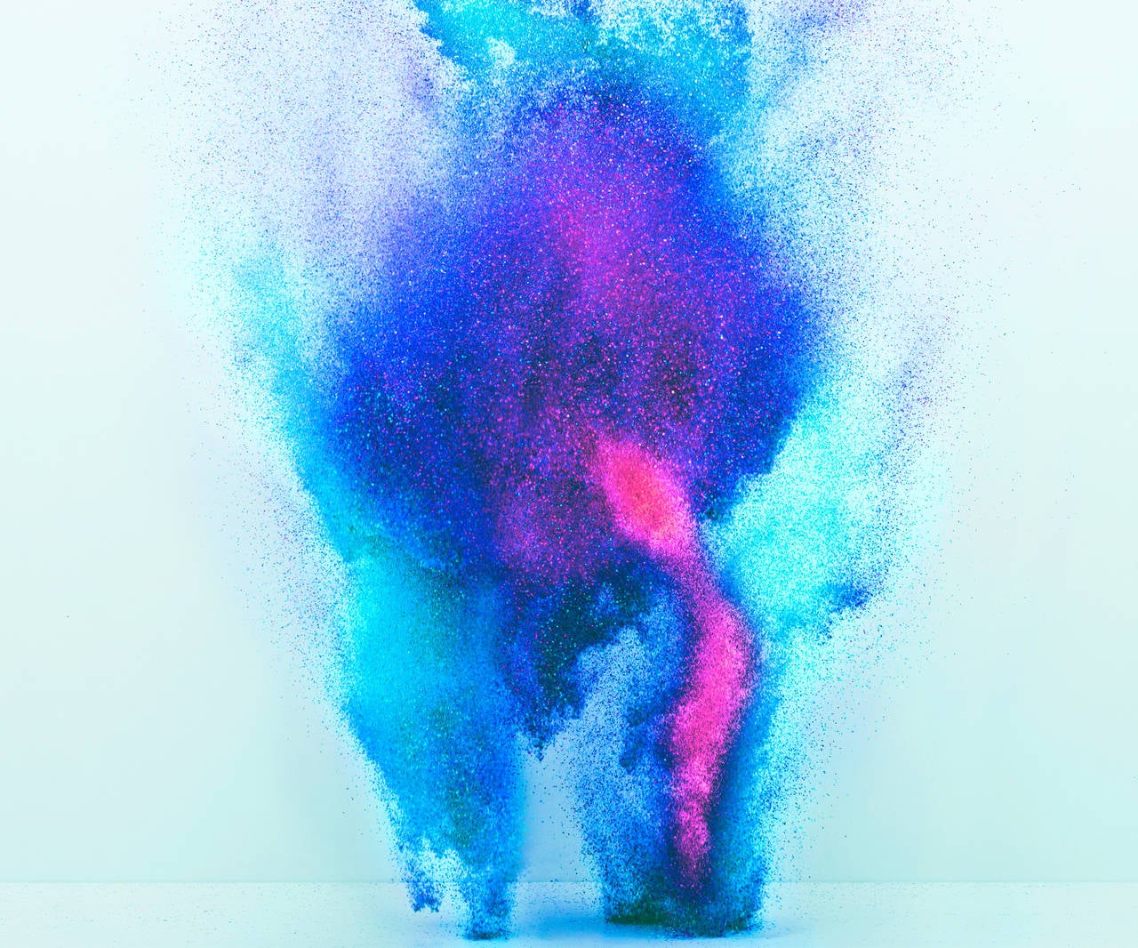 Yee Wong Abstract Print – Exploding Powder Movement: Blau