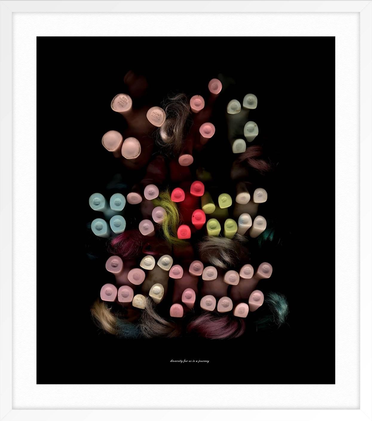 Diversity for Us ist eine Reise (Schwarz), Abstract Print, von Sara Bacon