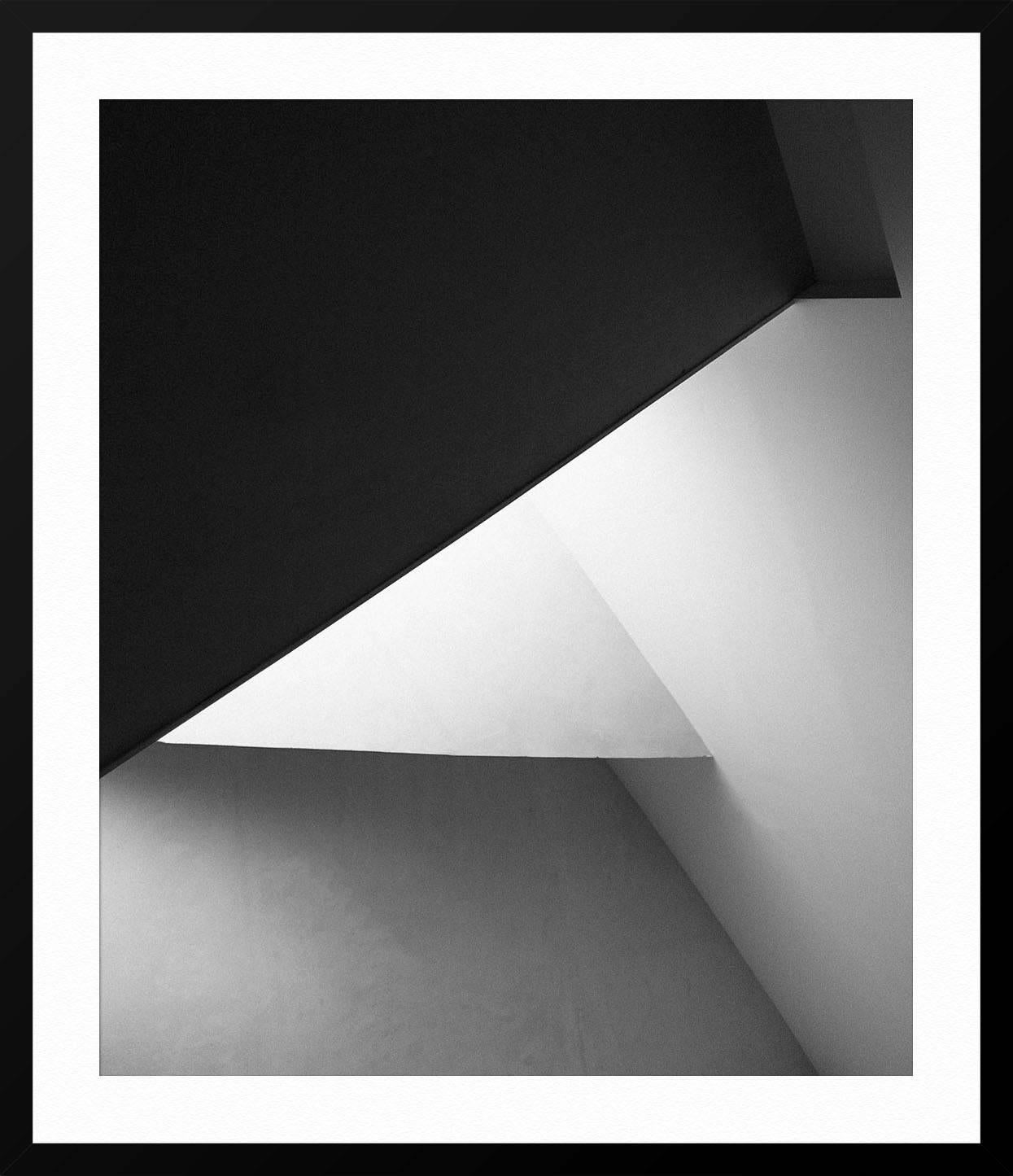 SOBRE ESTA OBRA El fotógrafo danés Kim Høltermand fotografió el Museo de Arte de Herning, en Jutlandia (Dinamarca). Es conocido por sus fotos malhumoradas y tranquilas que muestran los espacios públicos antes que las multitudes. Ofrecen una