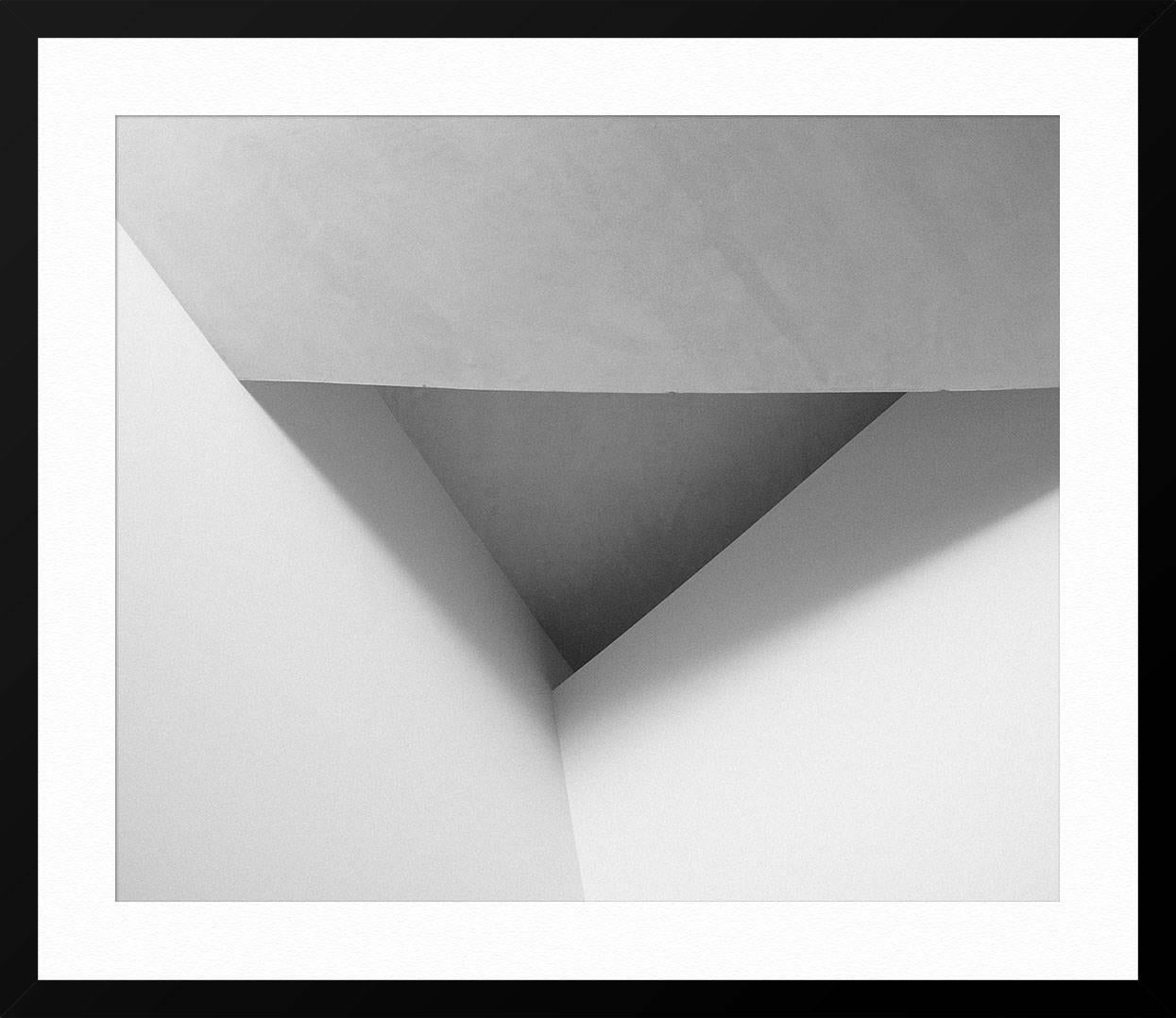 SOBRE ESTA OBRA El fotógrafo danés Kim Høltermand fotografió el Museo de Arte de Herning, en Jutlandia (Dinamarca). Es conocido por sus fotos malhumoradas y tranquilas que muestran los espacios públicos antes que las multitudes. Ofrecen una
