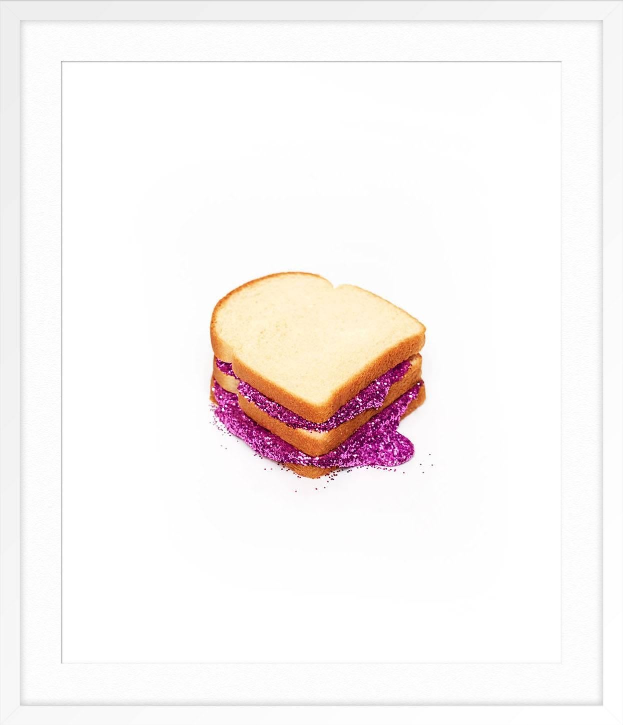Bocadillo de purpurina - Still-Life Print Blanco de Kimberly Genevieve