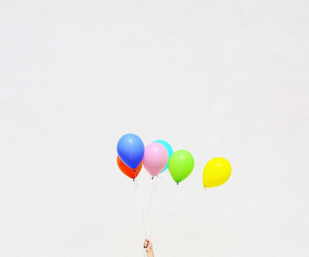 Kimberly Genevieve Still-Life Print – Unbetitelt (Ballons)