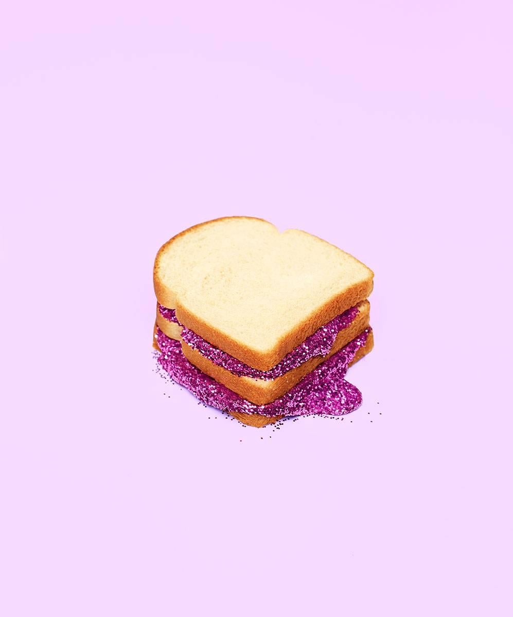Still-Life Photograph de Kimberly Genevieve - Sandwich purpurina morado