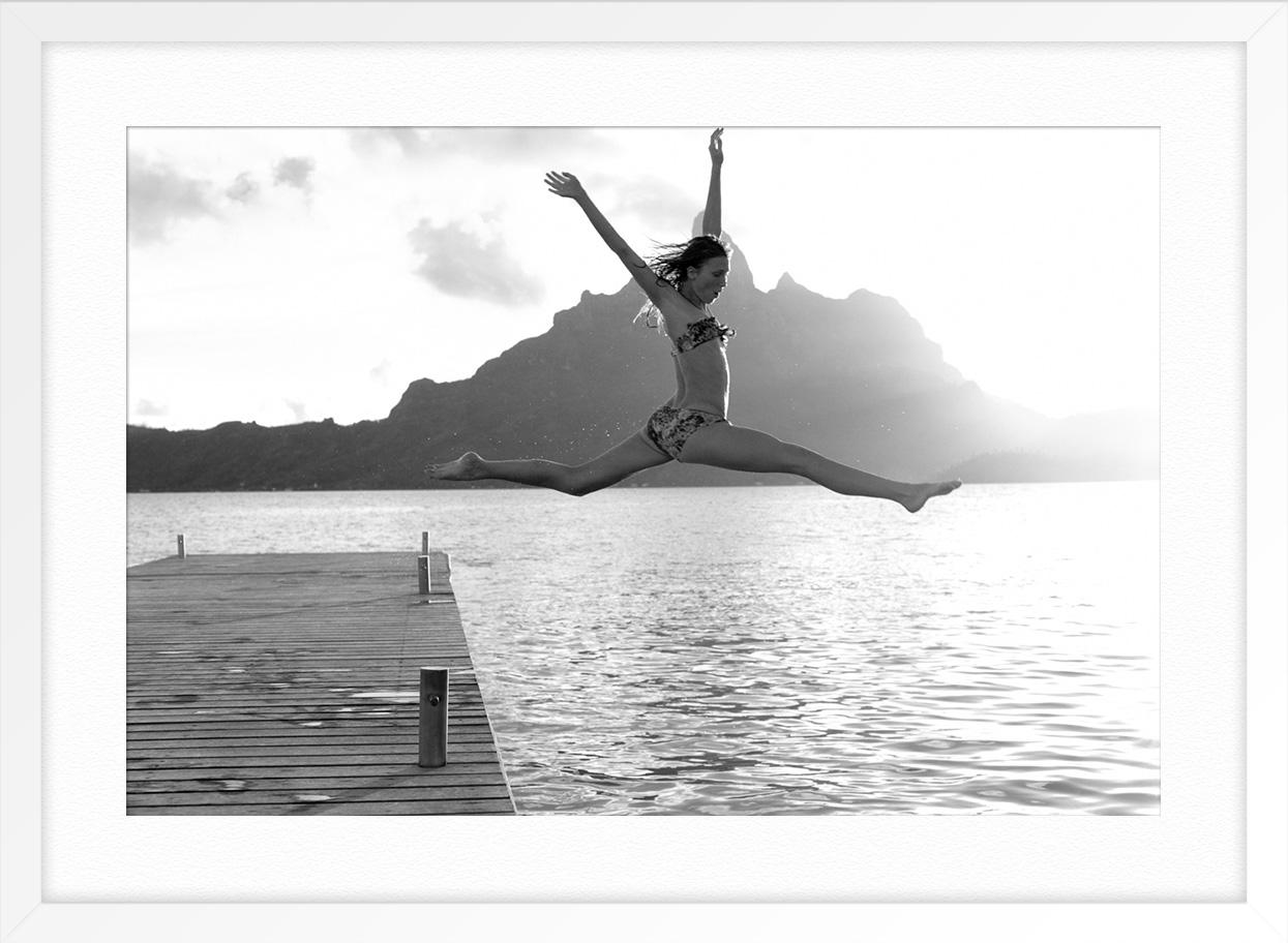 Sprung ins kalte Wasser (Grau), Figurative Photograph, von Anne Menke