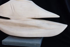 Scultura originale in pietra calcarea, intagliata a mano, con base in ardesia, firmata