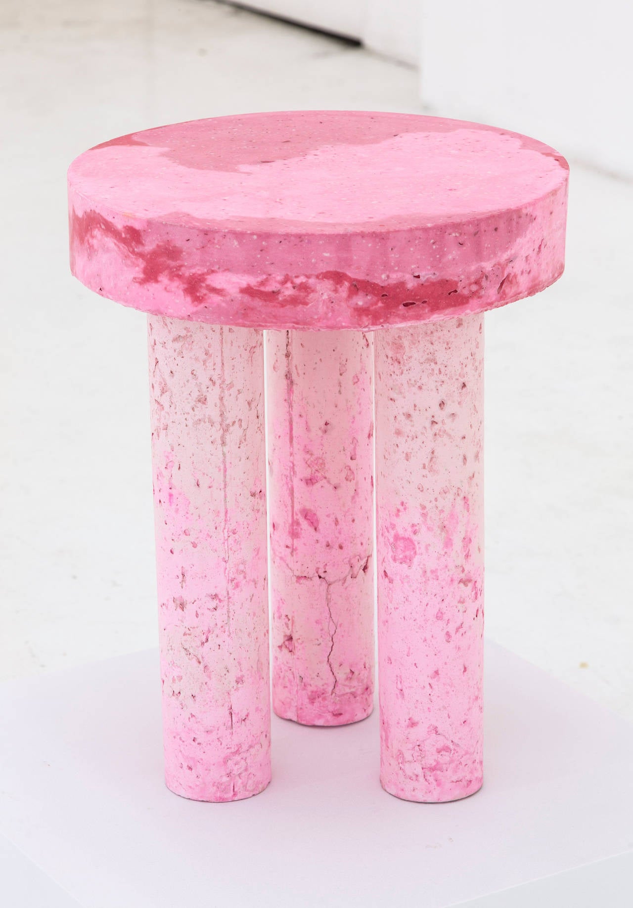 Tabouret en pulpe rose - Contemporain Sculpture par Katie Stout