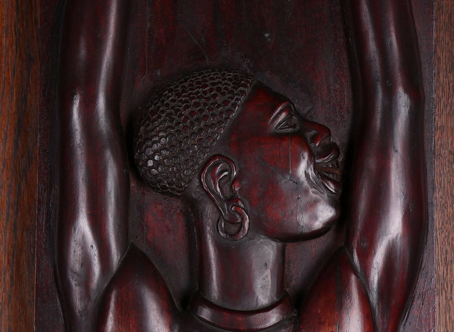 Panneaux nus Masquer's Club - Marron Nude Sculpture par Stuart Holmes