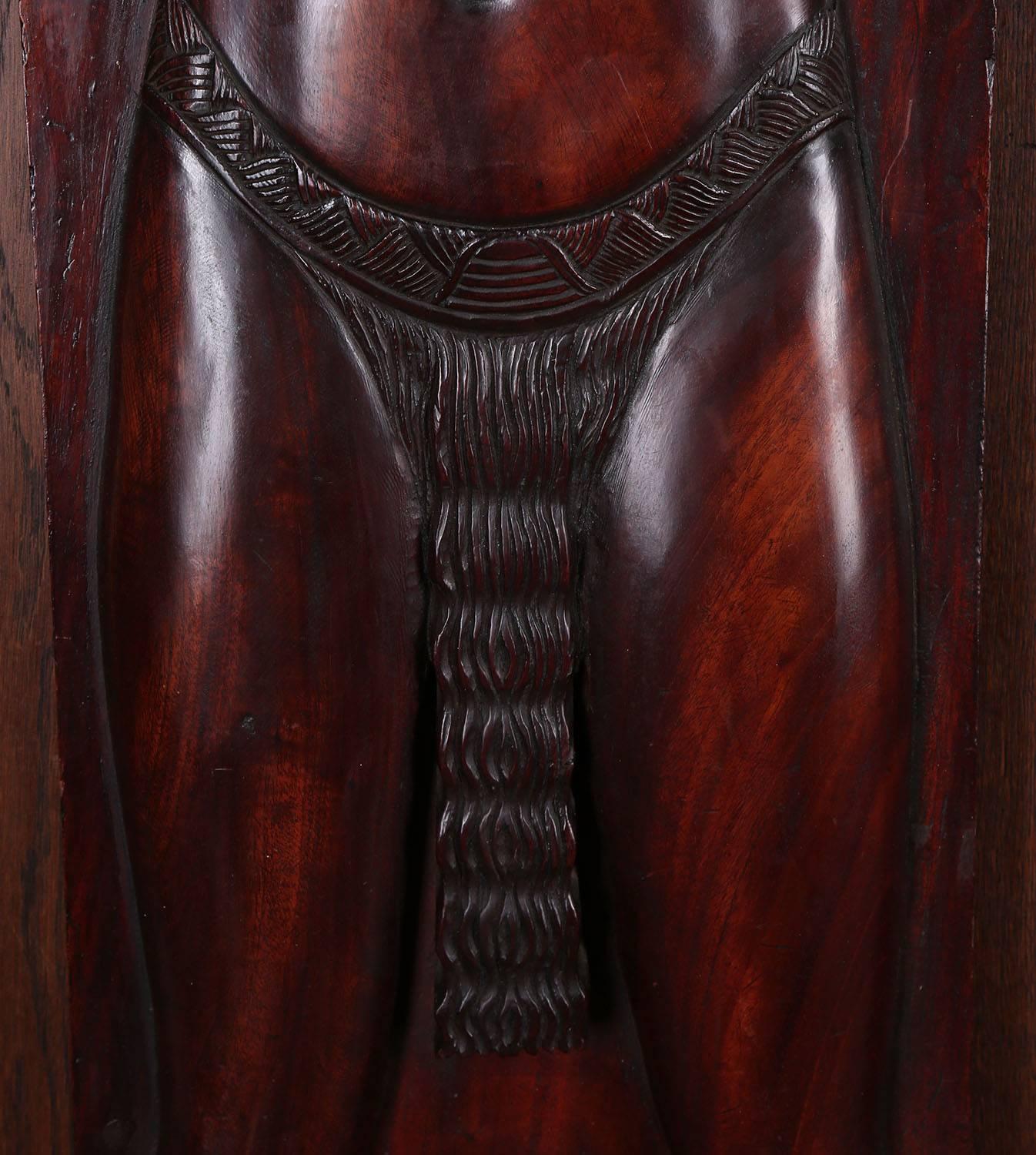 La galerie Grapefruit Moon est ravie de vous proposer la paire originale de panneaux de colonne décoratifs en acajou sculpté du Honduras qui ont été construits pour la taverne du légendaire Masquers Club d'Hollywood:: en Californie:: au 6735 Yucca