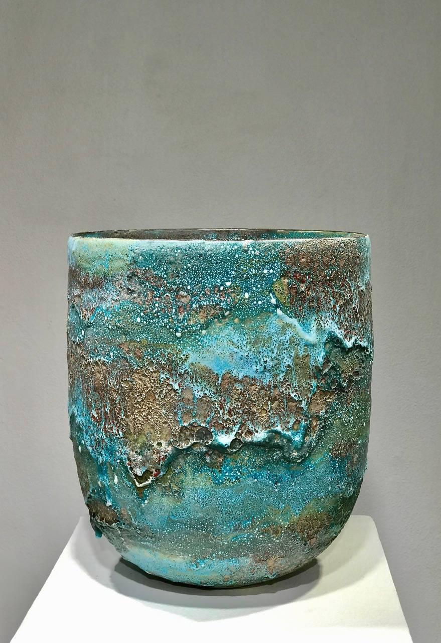 Jay Kvapil Abstract Sculpture – Großes Gefäß, blaue Crater-Glasuren