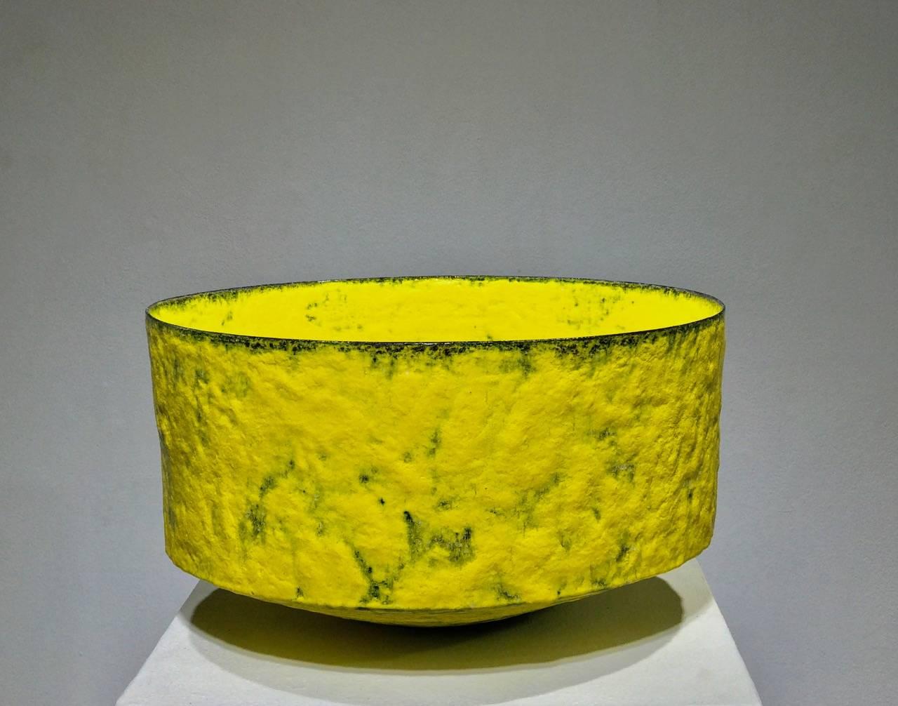 Großes Gefäß, blaue Crater-Glasuren – Sculpture von Jay Kvapil