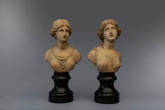 Paire de bustes de femmes mythologiques, néoclassicisme français du XIXe siècle