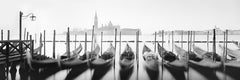 Doce góndolas – Venecia, fotografía panorámica en blanco y negro con exposición prolongada