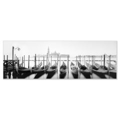 Doce góndolas – Venecia, fotografía panorámica en blanco y negro con exposición prolongada