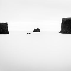 Black Rocks, Island – minimalistisch – Schwarz-Weiß-Fotografie – Meereslandschaft – limitierte Auflage