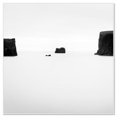 Black Rocks, Island – minimalistisch – Schwarz-Weiß-Fotografie – Meereslandschaft – limitierte Auflage