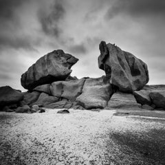 „Crab Claws Rock“, Bretagne, Frankreich – Schwarz-Weiß-Kunstfotografie, limitierte Auflage