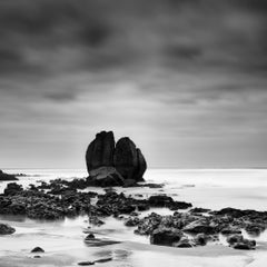 « Rochers sur le rivage », photographie en noir et blanc d'un paysage côtier, édition limitée