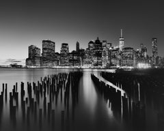 Manhattan-Skyline bei Nacht, New York City – Schwarz-Weiß-Landschaftsfotografie