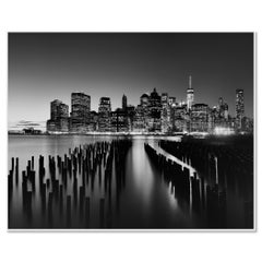 Manhattan-Skyline bei Nacht, New York City – Schwarz-Weiß-Landschaftsfotografie