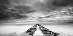Molo roccioso, Studio panoramico 1 – Italia, Fotografia in bianco e nero di un paesaggio marino