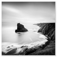 Studio sul momento surreale n. 1 – Paesaggio marino minimalista in bianco e nero in edizione limitata, Scozia
