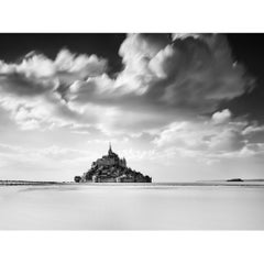 Mont-Saint-Michel – Normandie, Frankreich – Schwarz-Weiß-Langzeitbelichtung