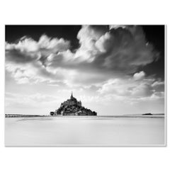 Mont-Saint-Michel – Normandie, Frankreich – Schwarz-Weiß-Langzeitbelichtung