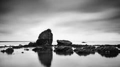 Beach Rock Panorama Study 2 – Frankreich, limitierte Auflage: Schwarz-Weiß-Meereslandschaft