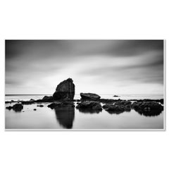 Beach Rock Panorama Study 2 – Frankreich, limitierte Auflage: Schwarz-Weiß-Meereslandschaft