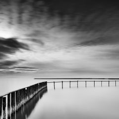 Zona de baño – Lago Neusiedl, Austria, fotografía artística en blanco y negro