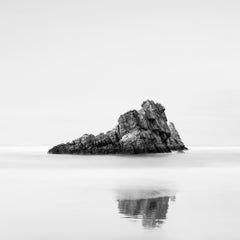 Rock on the Beach, Golfo di Biscaglia, Spagna, foto in bianco e nero in edizione limitata